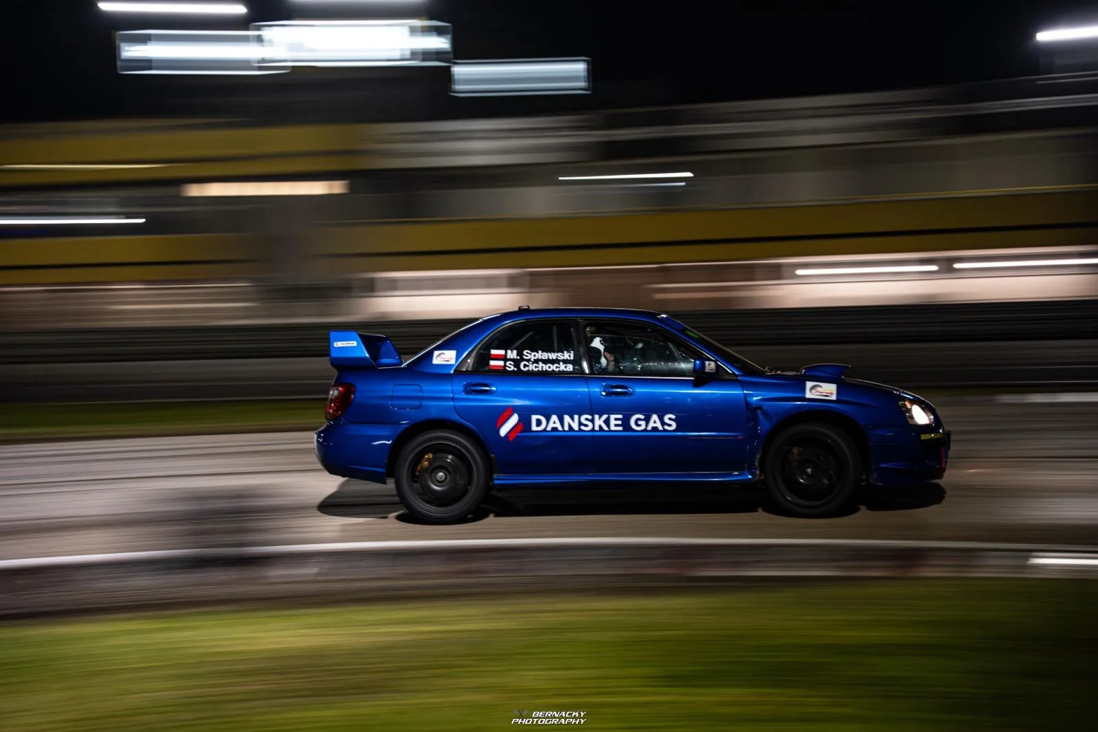 Синій Subaru Impreza з логотипом Danske Gas під час нічного заїзду 63-го Ралі Барбурка