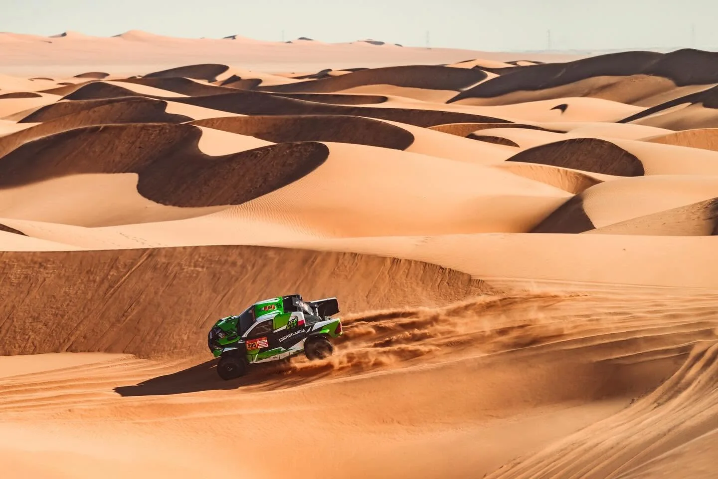 Auto des Energylandia Rally Team zwischen Dünen auf der Strecke der 48. Rallye Dakar