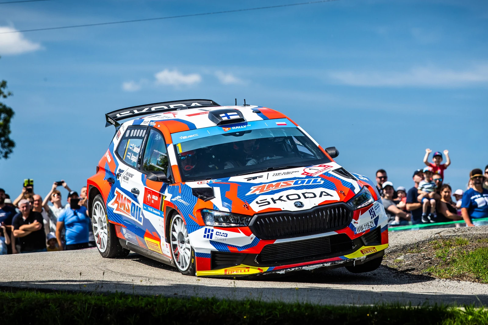 Teemu Suninen og Antti Haapala i en Škoda Fabia RS Rally2 i et hop på en asfaltprøve under det 82. Rajd Polski (Rally Poland)