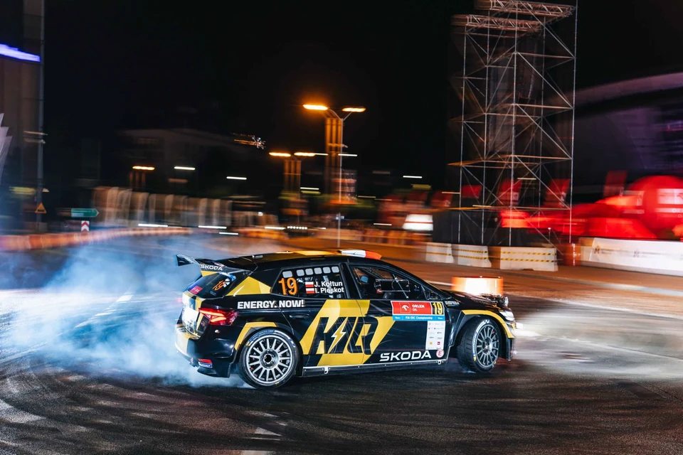 Natlig byprøve i Katowice ved Spodek: Škoda Fabia RS Rally2 i skrid, dækrøg og byens lys