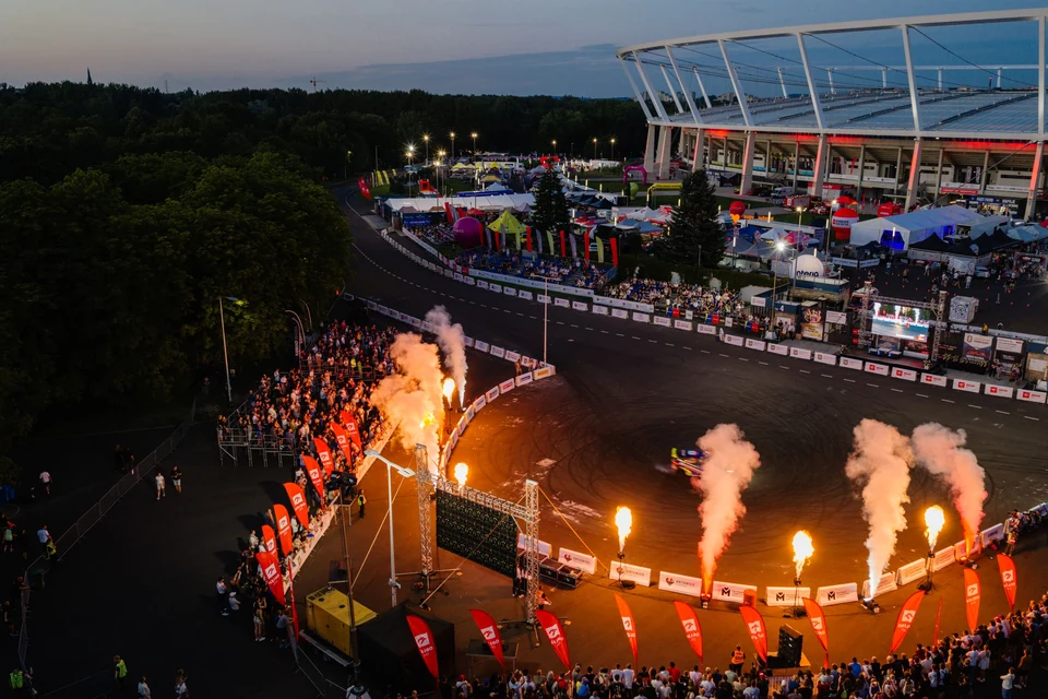 Superspecialprøve ved Stadion Śląski i skumringen set fra luften, pyroteknik og tilskuere