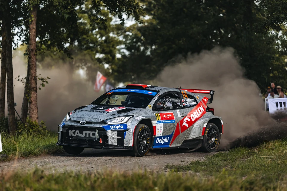 Kajetan Kajetanowicz i en Toyota GR Yaris Rally2 i støvet på prøven Przegibek