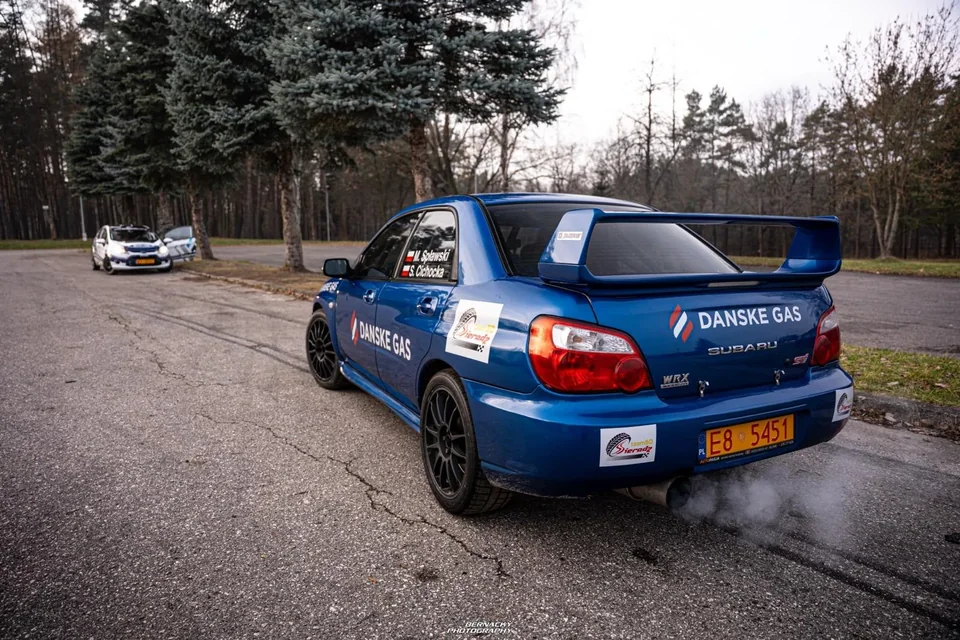 Subaru Impreza з логотипом Danske Gas виїжджає із сервісу, дим з-під коліс