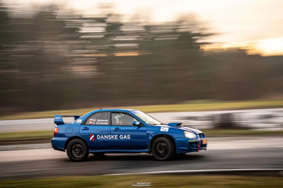 Subaru Impreza Danske Gas на спецділянці поблизу Модліна, з розмитим тлом