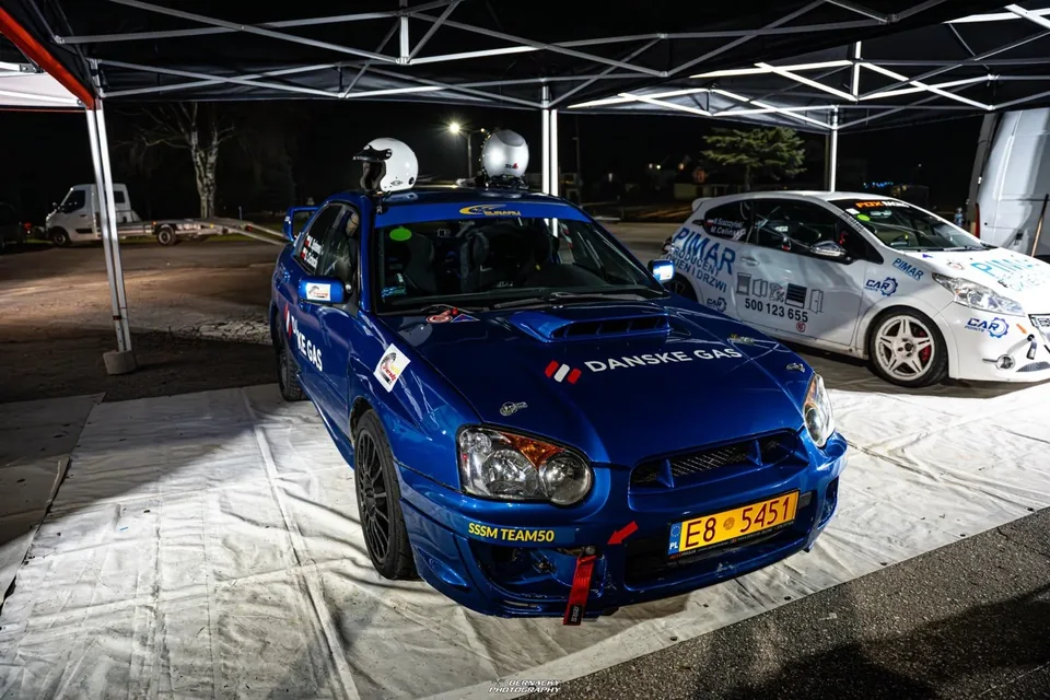 Subaru Impreza Danske Gas у сервісному наметі перед стартом