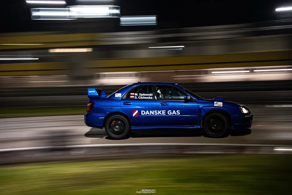 Синій Subaru Impreza з логотипом Danske Gas під час нічного заїзду 63-го Ралі Барбурка