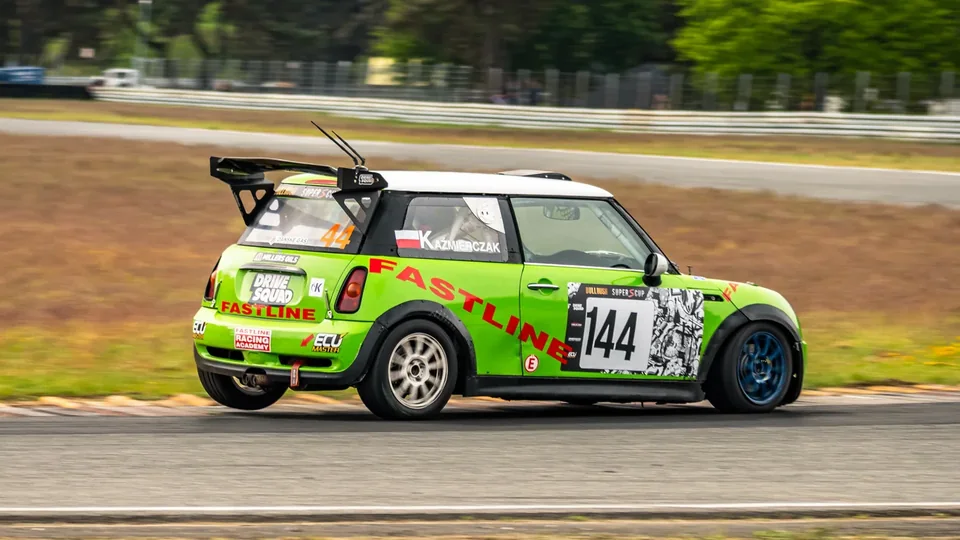 Pucharowy Mini Cooper Łukasza Kaźmierczaka w zakręcie Toru Poznań – logo Danske Gas na bocznej szybie