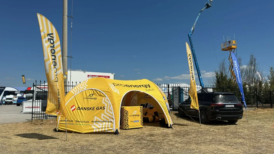 Жовтий намет зони Danske Gas/proenergy у сервісному парку WRC у Міколайках
