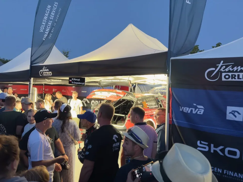 Гостьова зона Toyota Gazoo Racing у паддоку 80-го Rajd Polski в сутінках