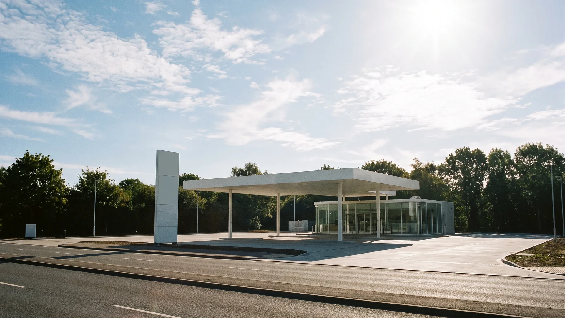 Tankstation ved motorvejen – standere og tankbiler