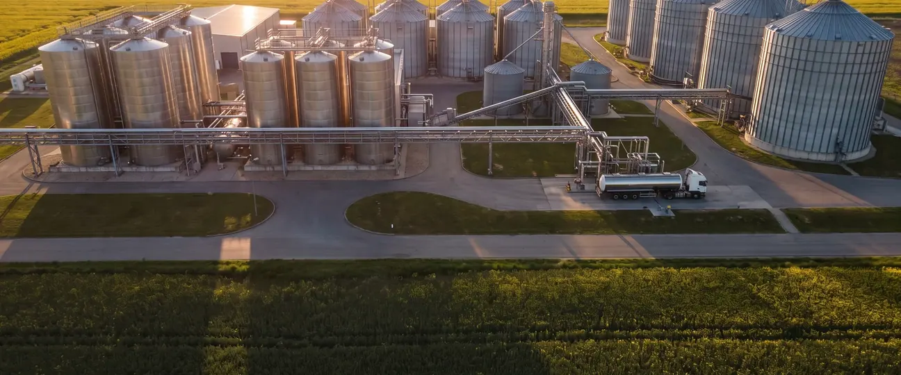 Werk mit Silos und Tankwagen bei der Beladung