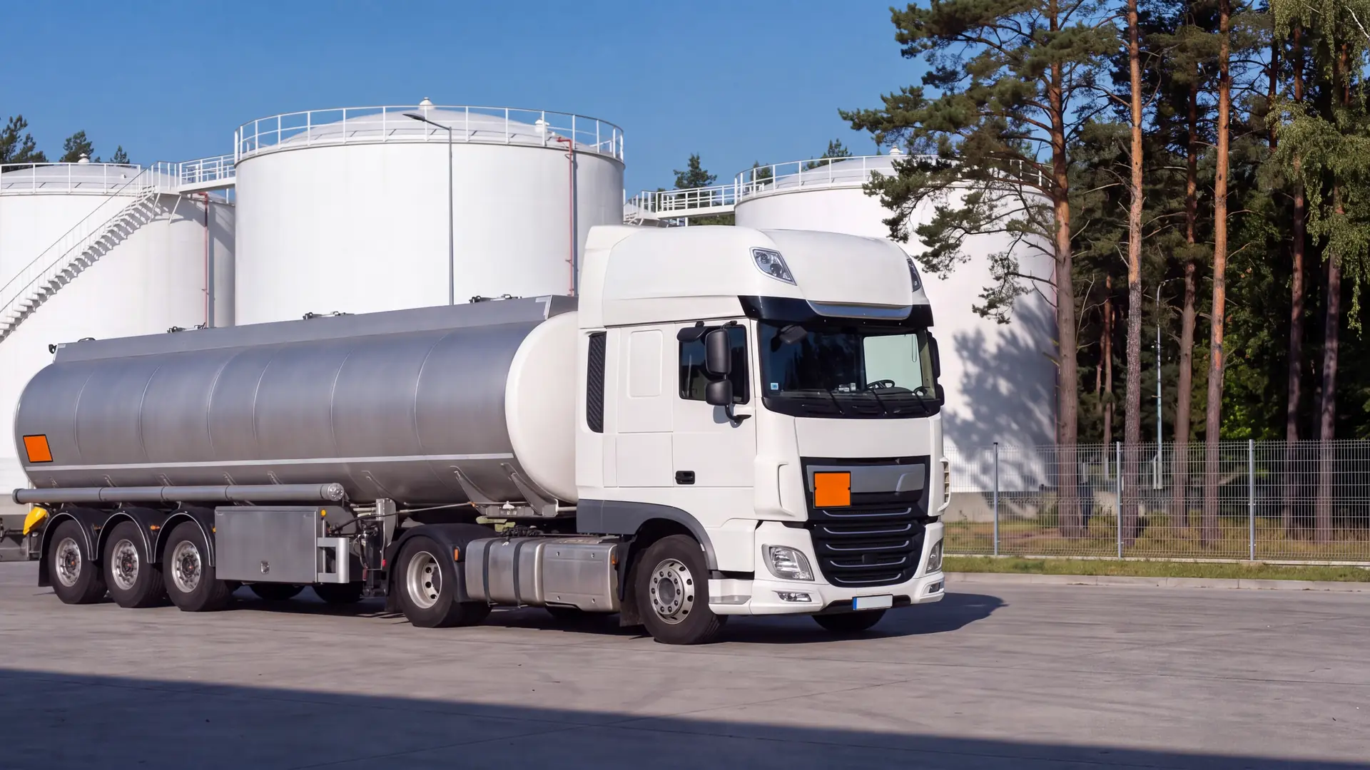 Tankwagen vor den Tanks eines Tanklagers
