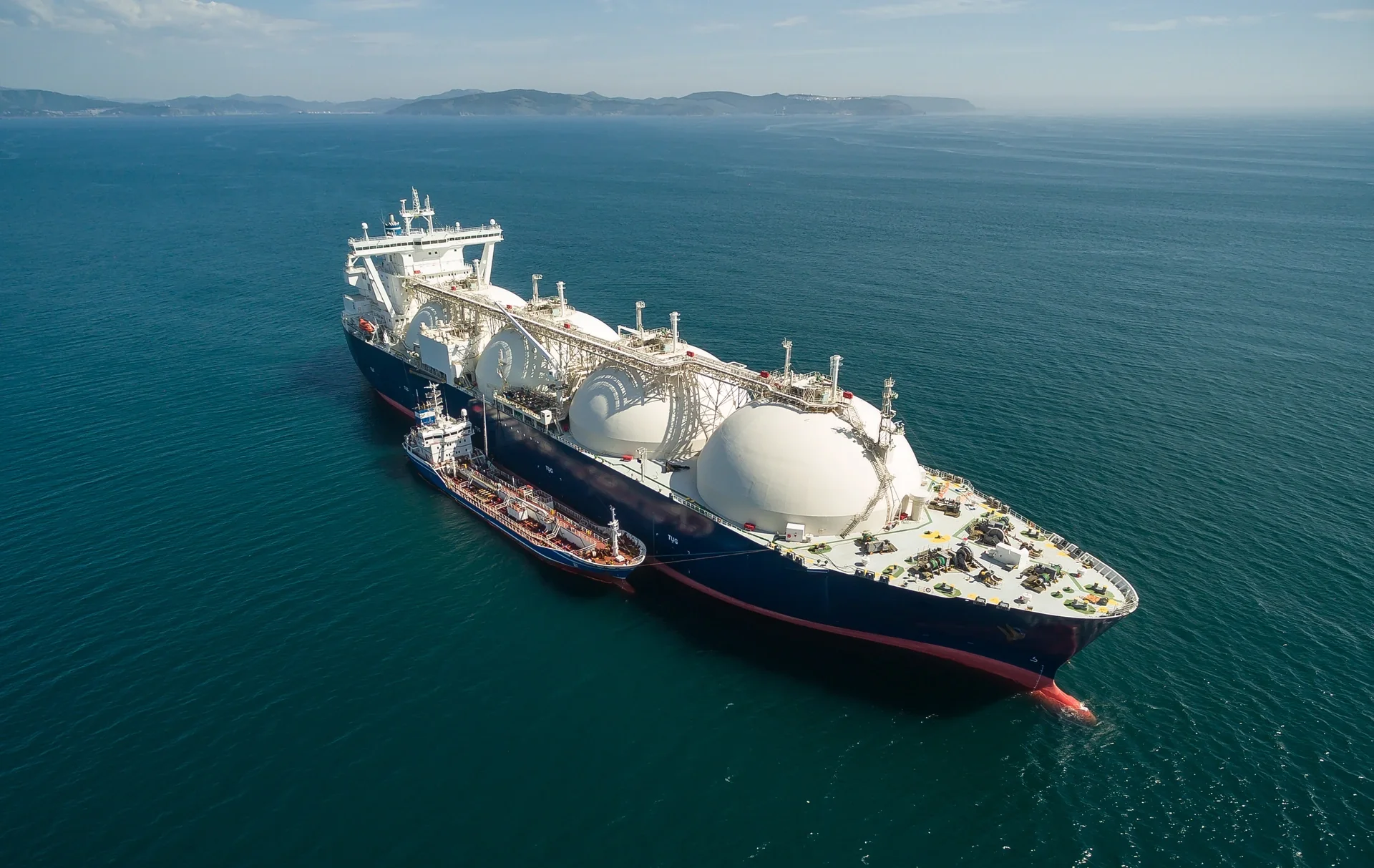 Gazowiec LNG ze zbiornikami kulistymi na morzu