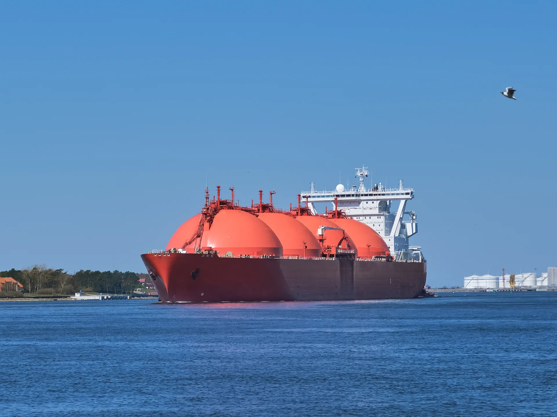 Gazowiec LNG wpływający do portu na Bałtyku