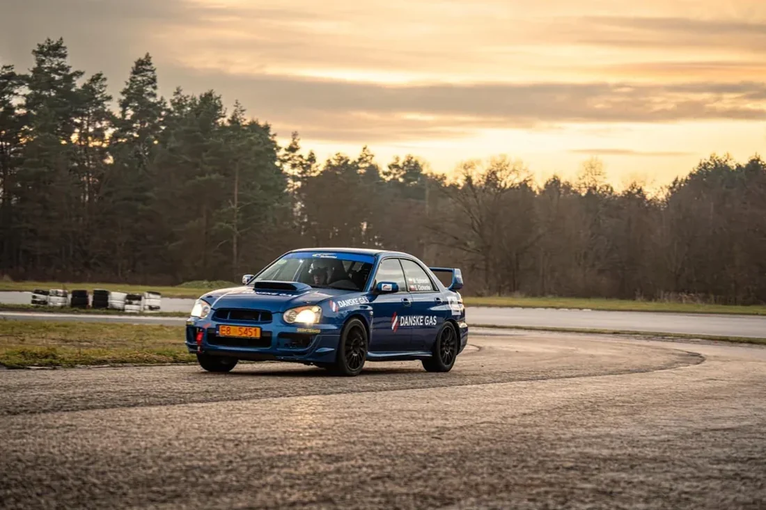 Rallybil i Danske Gas’ farver på banen