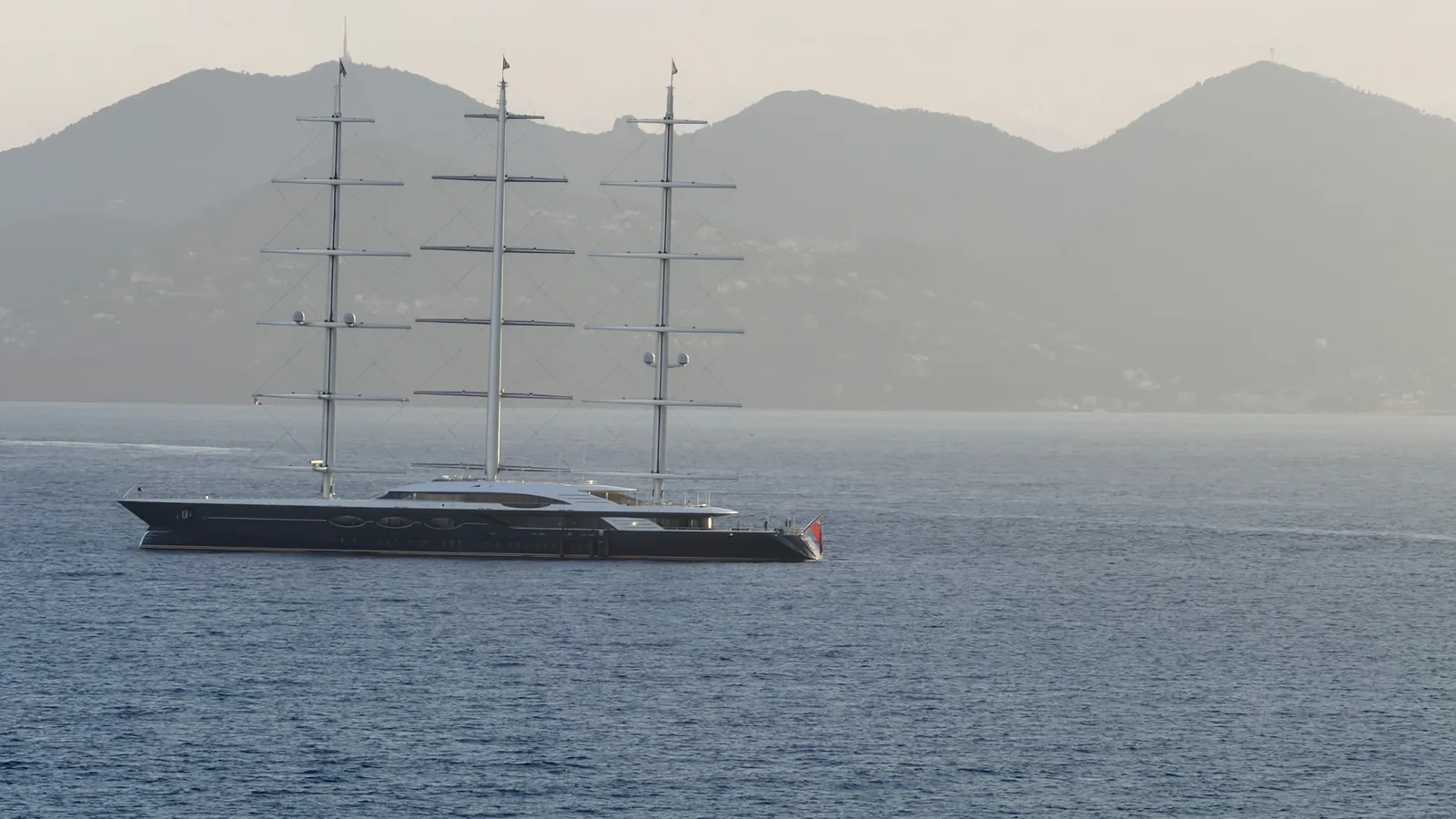 Black Pearl fondeado en la bahía de Cannes