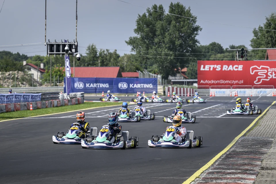 Gokarty na prostej startowej Autodromu Słomczyn pod banerami FIA Karting i Let's Race