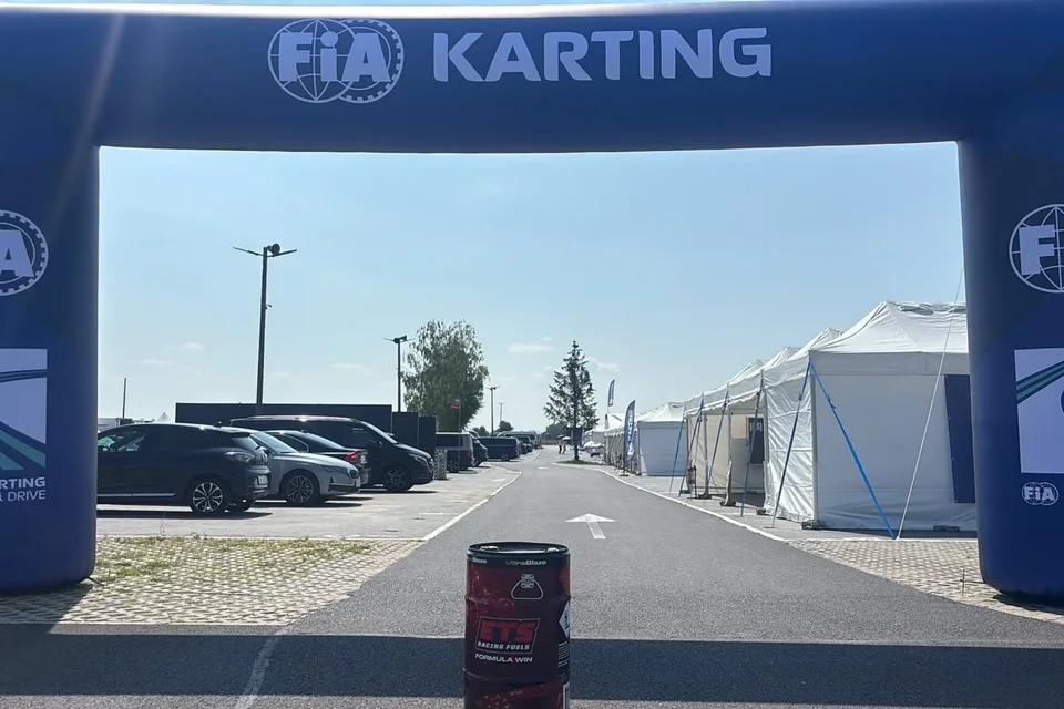 Brama FIA Karting w strefie serwisowej