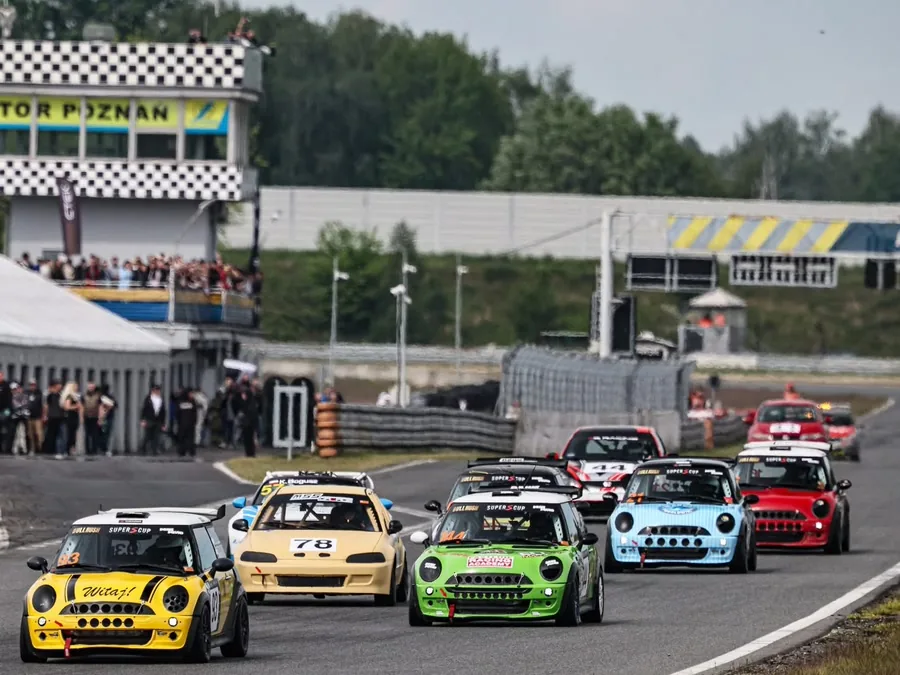 Pucharowy Mini Cooper Łukasza Kaźmierczaka w zakręcie Toru Poznań – logo Danske Gas na bocznej szybie