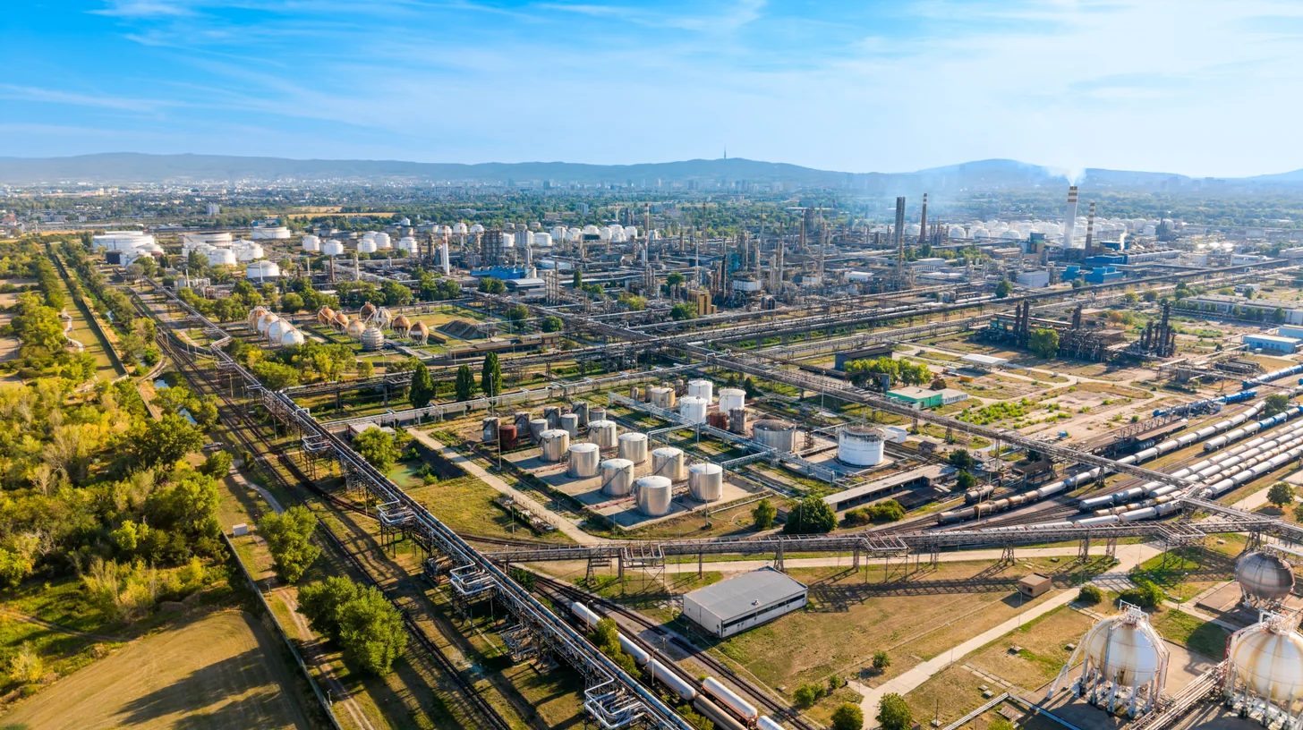 Raffinerie au milieu des champs