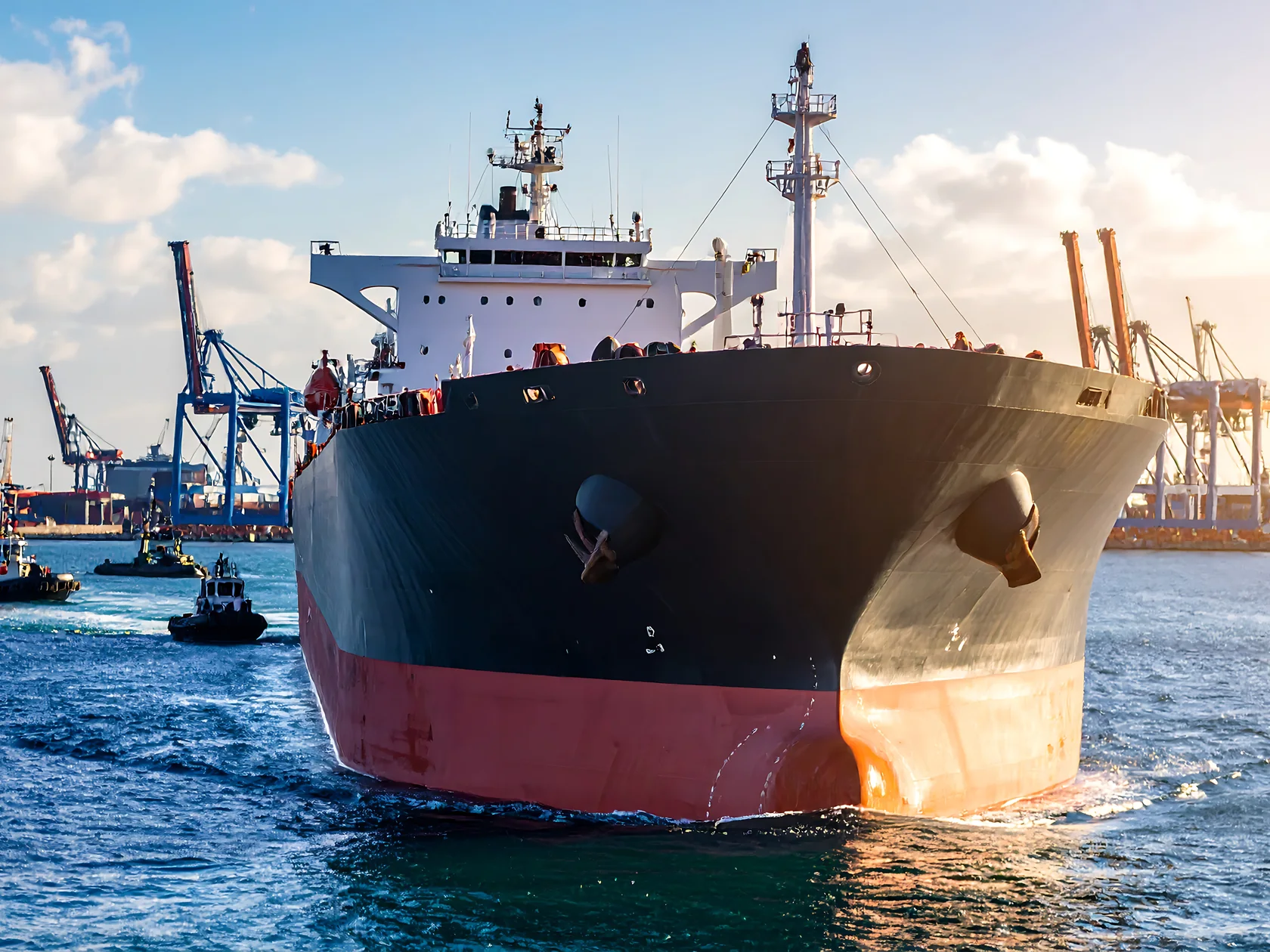 Petrolero guiado al puerto por remolcadores