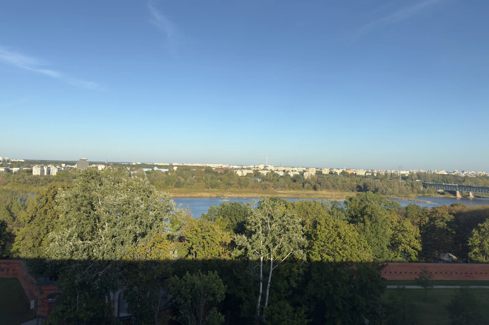 Zieleń na stokach Cytadeli Warszawskiej, w tle Wisła